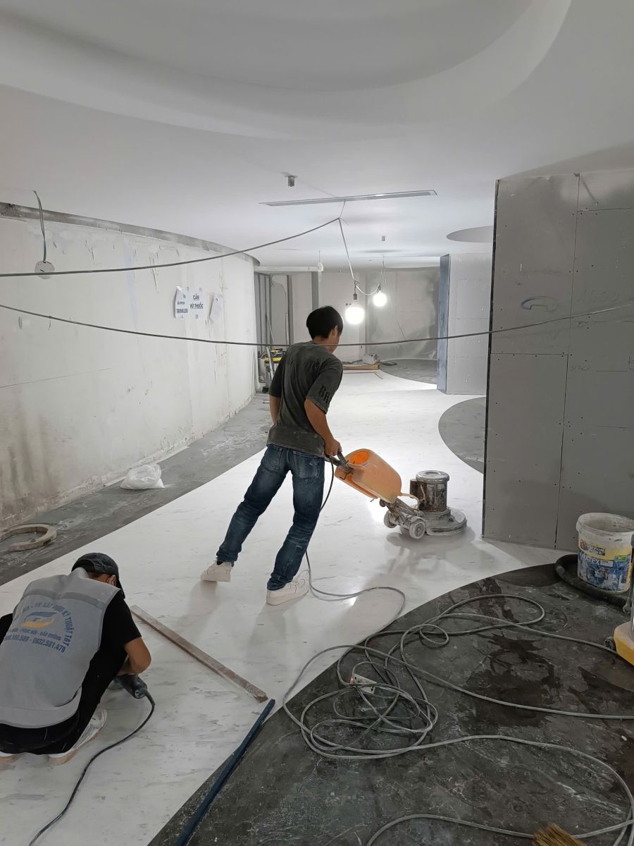 Lau khô sàn đá ngay sau mưa