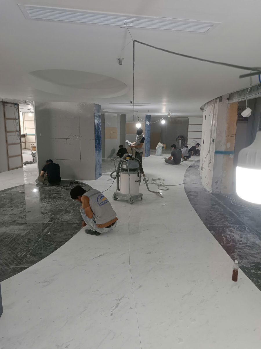 Kiểm tra và sửa chữa các vết nứt trên sàn đá