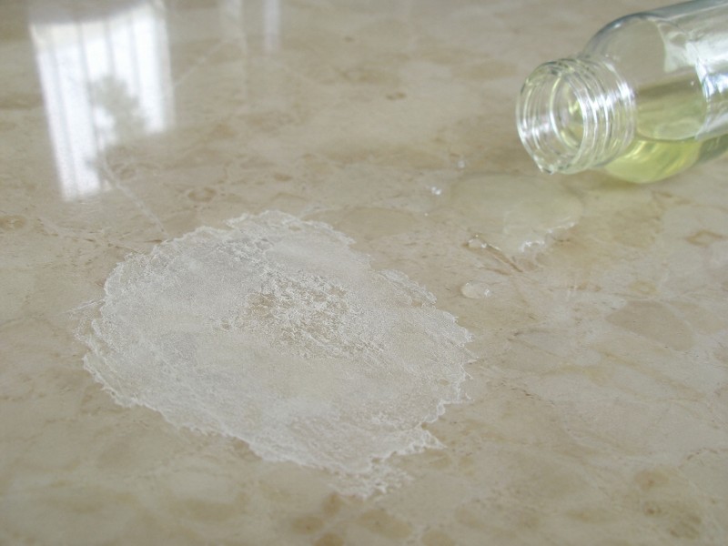 đá marble cháy axit
