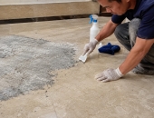 Đá dính xi măng lâu ngày xử lý thế nào để không ăn mòn bề mặt?